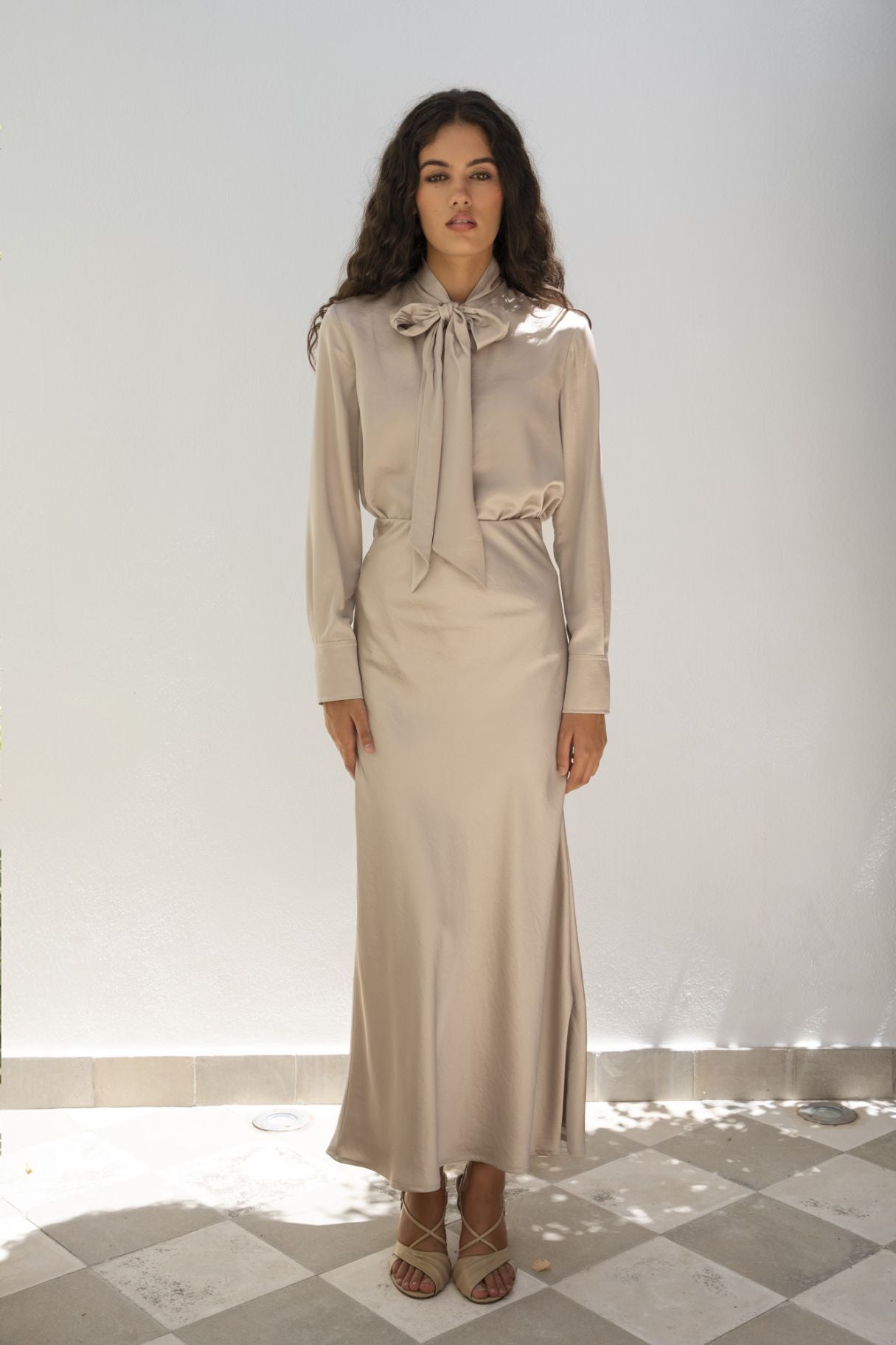 Guia Completo: Como Usar Saia de Cetim Midi e Longa em 2026