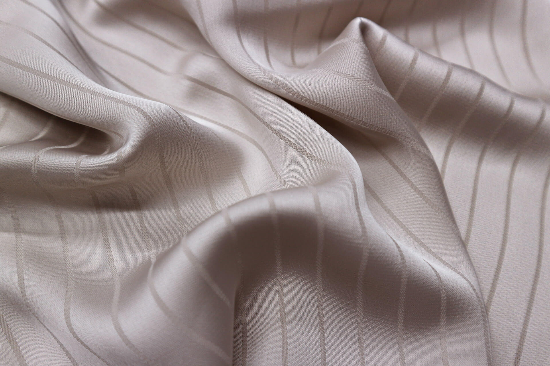 Slip Dress: A Peça Acetinada que Saiu da Noite para o Dia em 2026