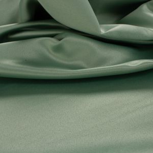 O Segredo do Estilo: Como Combinar Cetim com Tecidos Opacos para um Look Perfeito