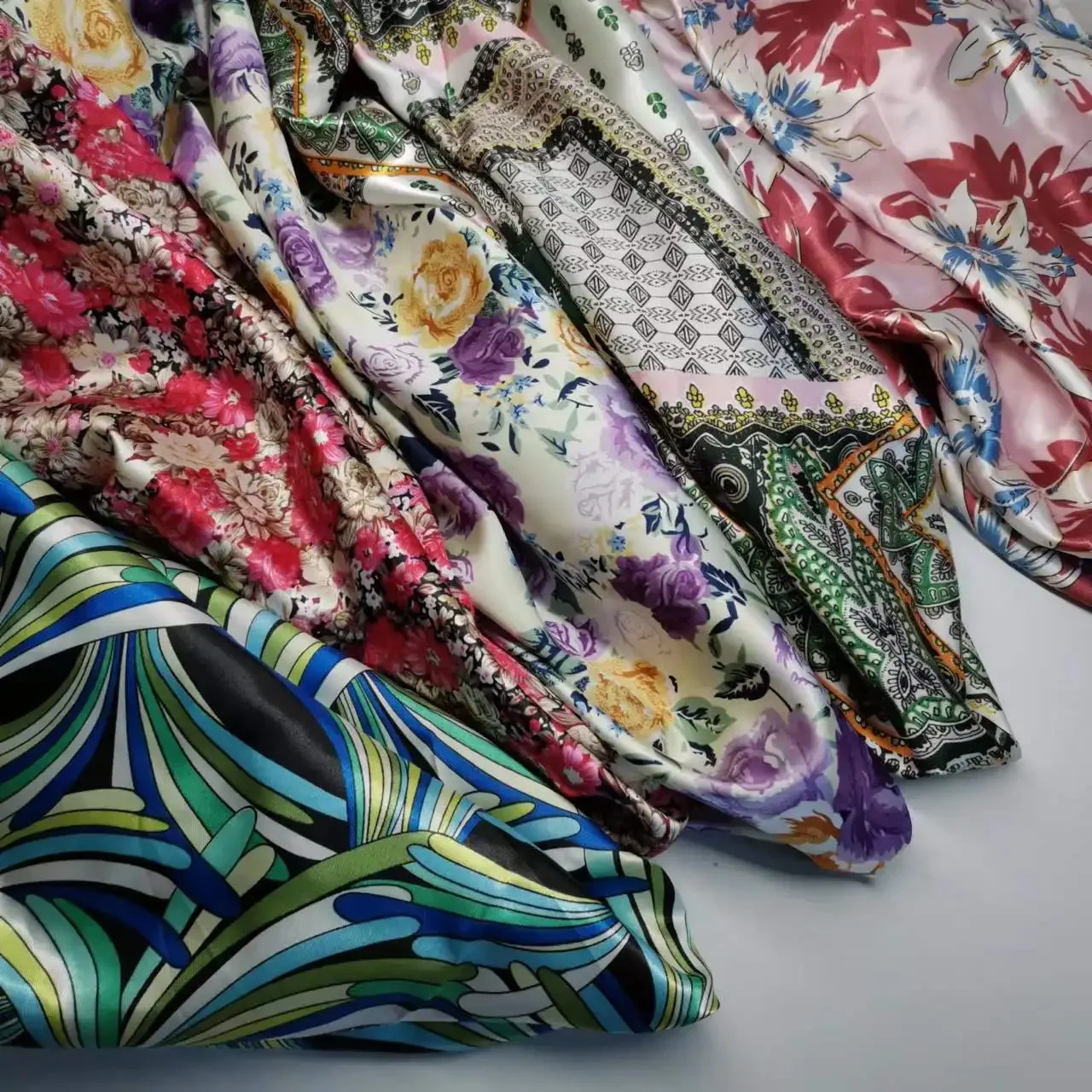 Tendência de tecidos acetinados para o dia