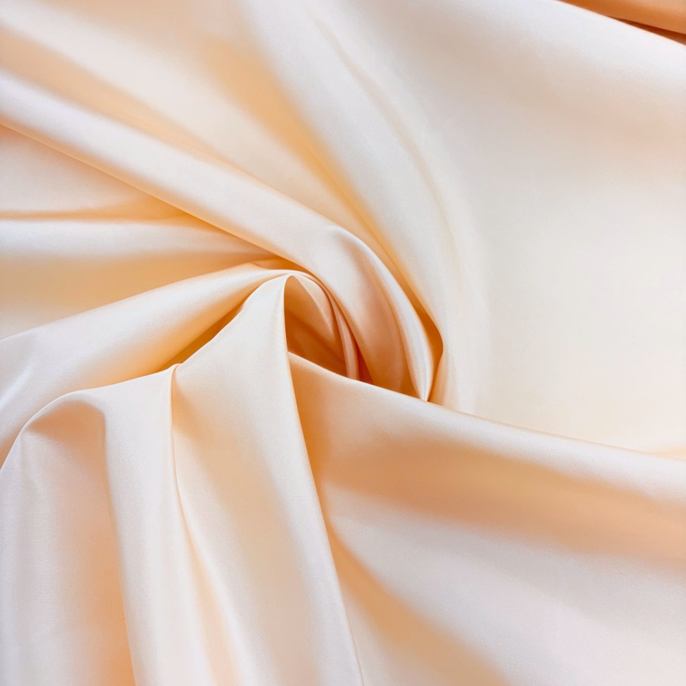 O Segredo do Estilo: Como Combinar Cetim com Tecidos Opacos para um Look Perfeito