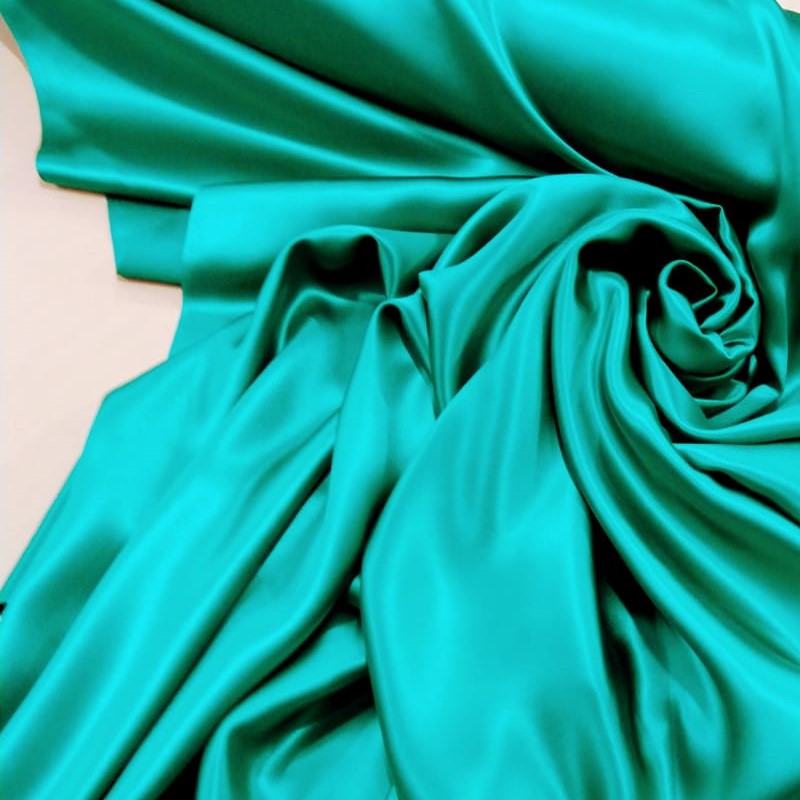 Tendência de tecidos acetinados para o dia