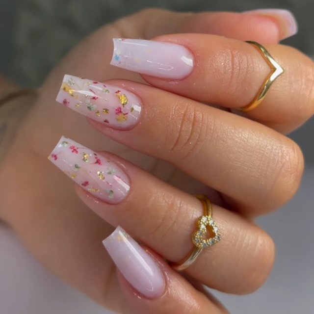 Tendência de unhas decoradas com flores secas