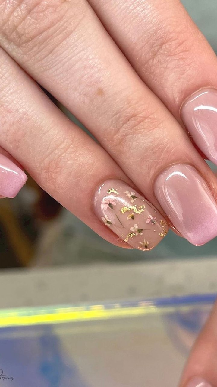 Tendência de unhas decoradas com flores secas