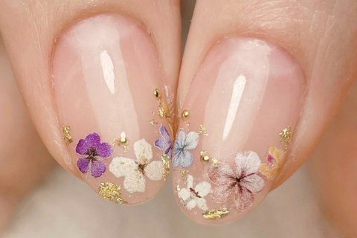 Unhas baby boomer com flores secas: o passo a passo