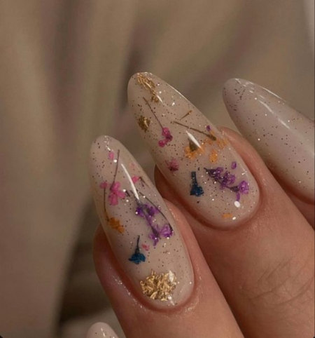 Guia completo de encapsulamento de unhas com flores secas