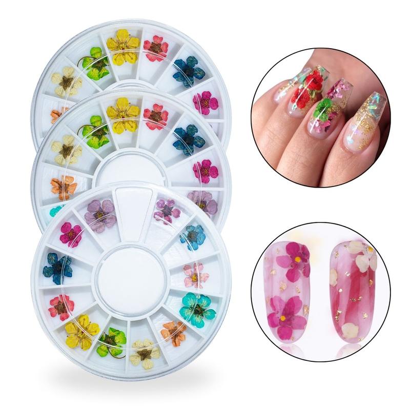 Tendência de unhas decoradas com flores secas