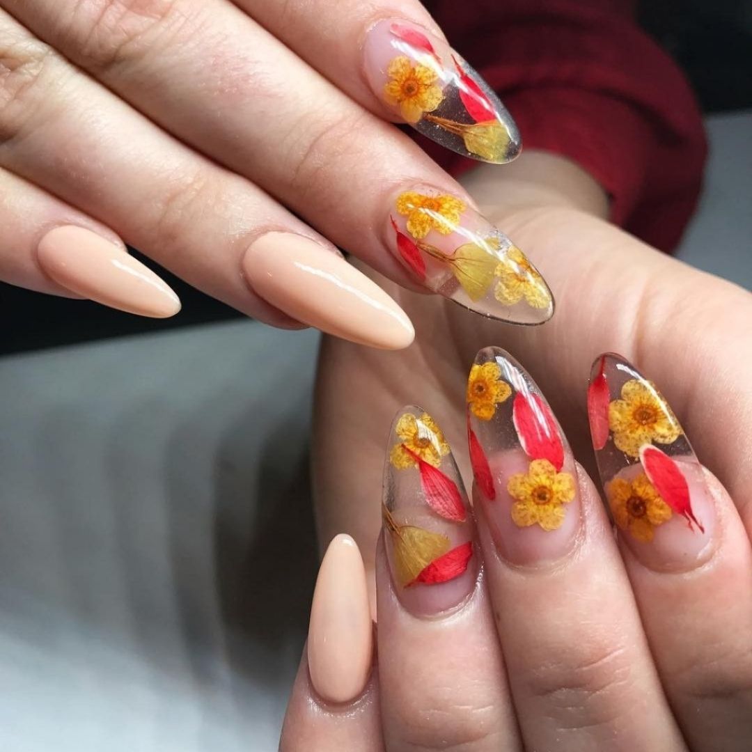 Unhas baby boomer com flores secas: o passo a passo