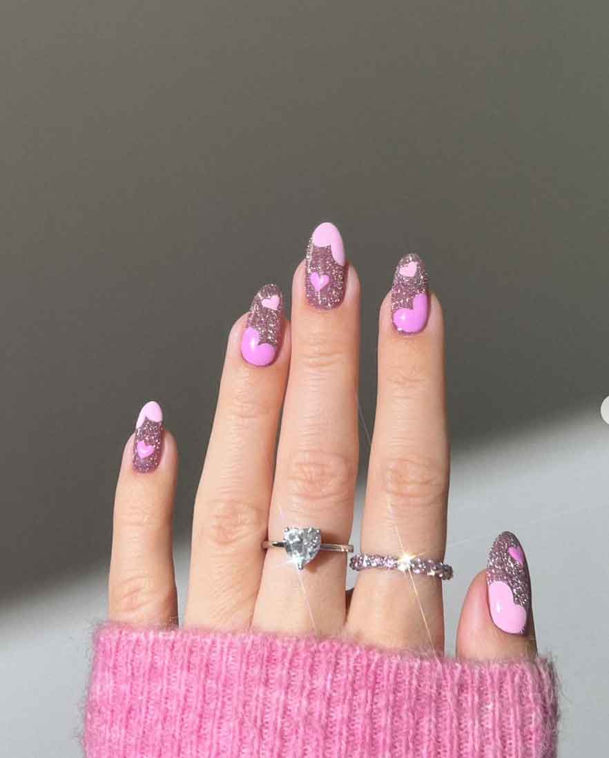Tendência de unhas decoradas com folhas de ouro
