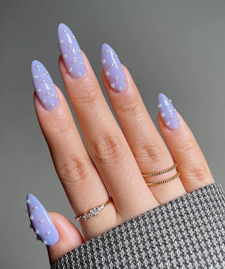Tendência de unhas decoradas com pérolas 3D