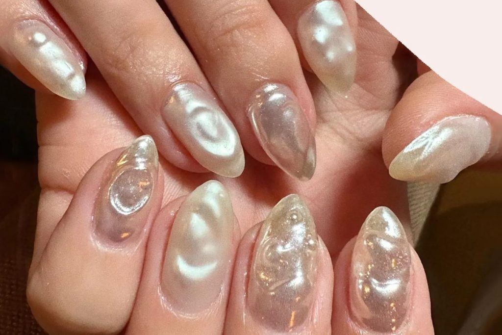 Tendência de unhas decoradas com pérolas 3D
