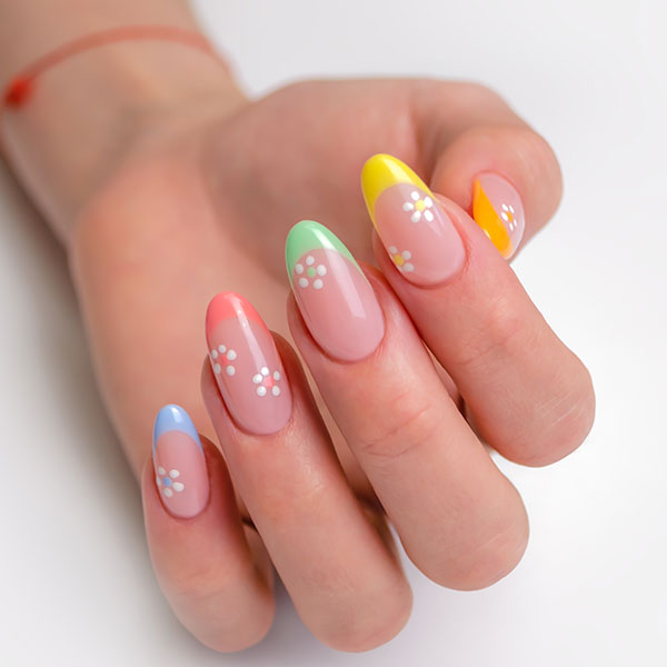 Tendência de unhas francesinhas modernas e coloridas