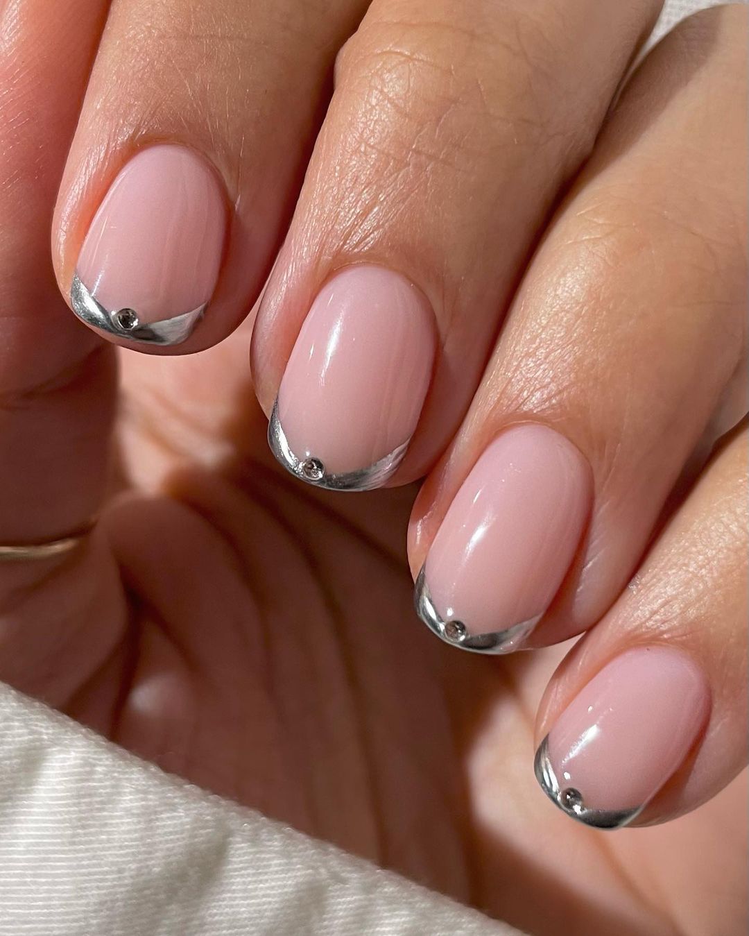 Efeito cromado nas unhas: tutorial passo a passo para um look futurista