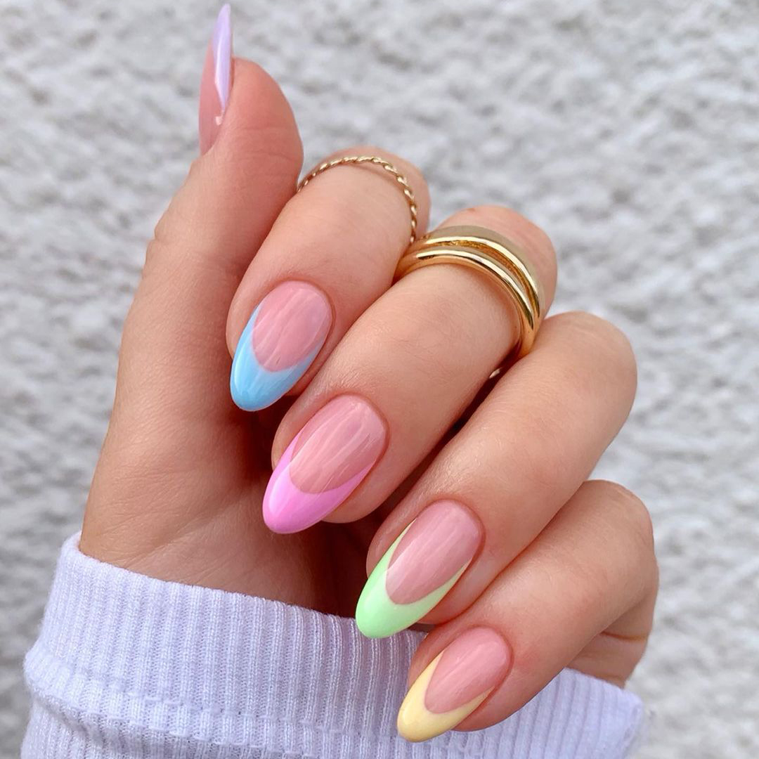 Tendência de unhas francesinhas modernas e coloridas