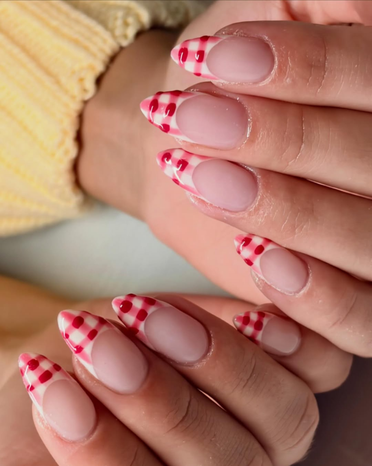 Tendência de unhas francesinhas modernas e coloridas