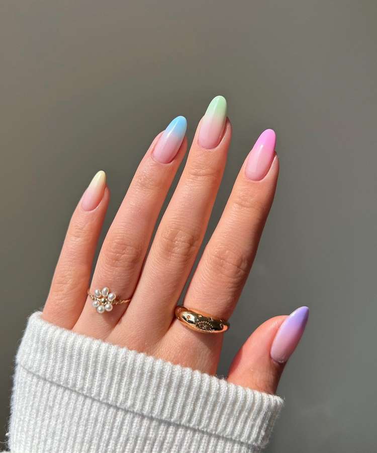 Tendência de unhas francesinhas modernas e coloridas