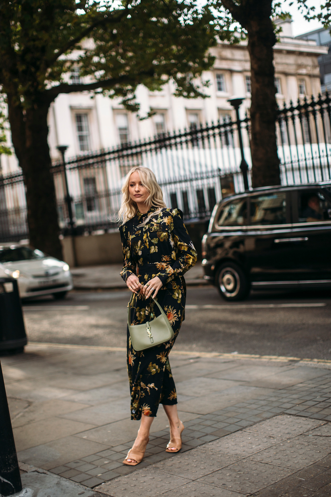 Tendência de vestidos midi florais para primavera