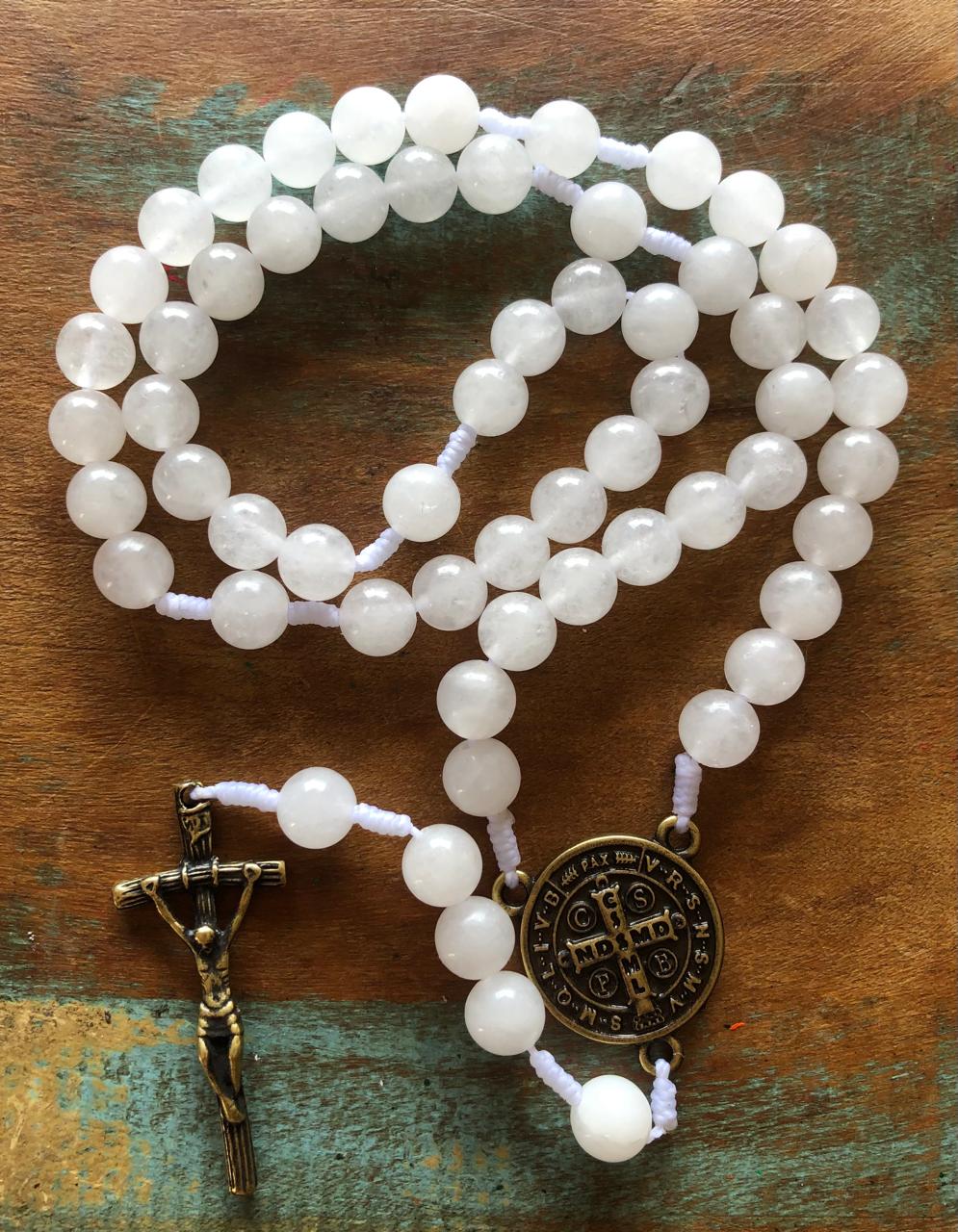 terço de mesa com contas de quartzo branco