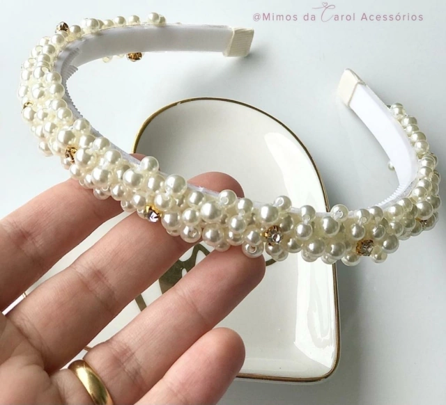 5 ideias de títulos:
1. Como escolher a tiara de pérola perfeita para o seu bebê.
2. Tiaras de pérola para bebês: Guia completo de estilos e materiais.
3. Acessórios de luxo para bebês: Tiaras de pérola para ocasiões especiais.
4. DIY: Como fazer uma tiara de pérola para bebê.
5. Tiaras de pérola para bebês: Conforto e elegância para o dia a dia.