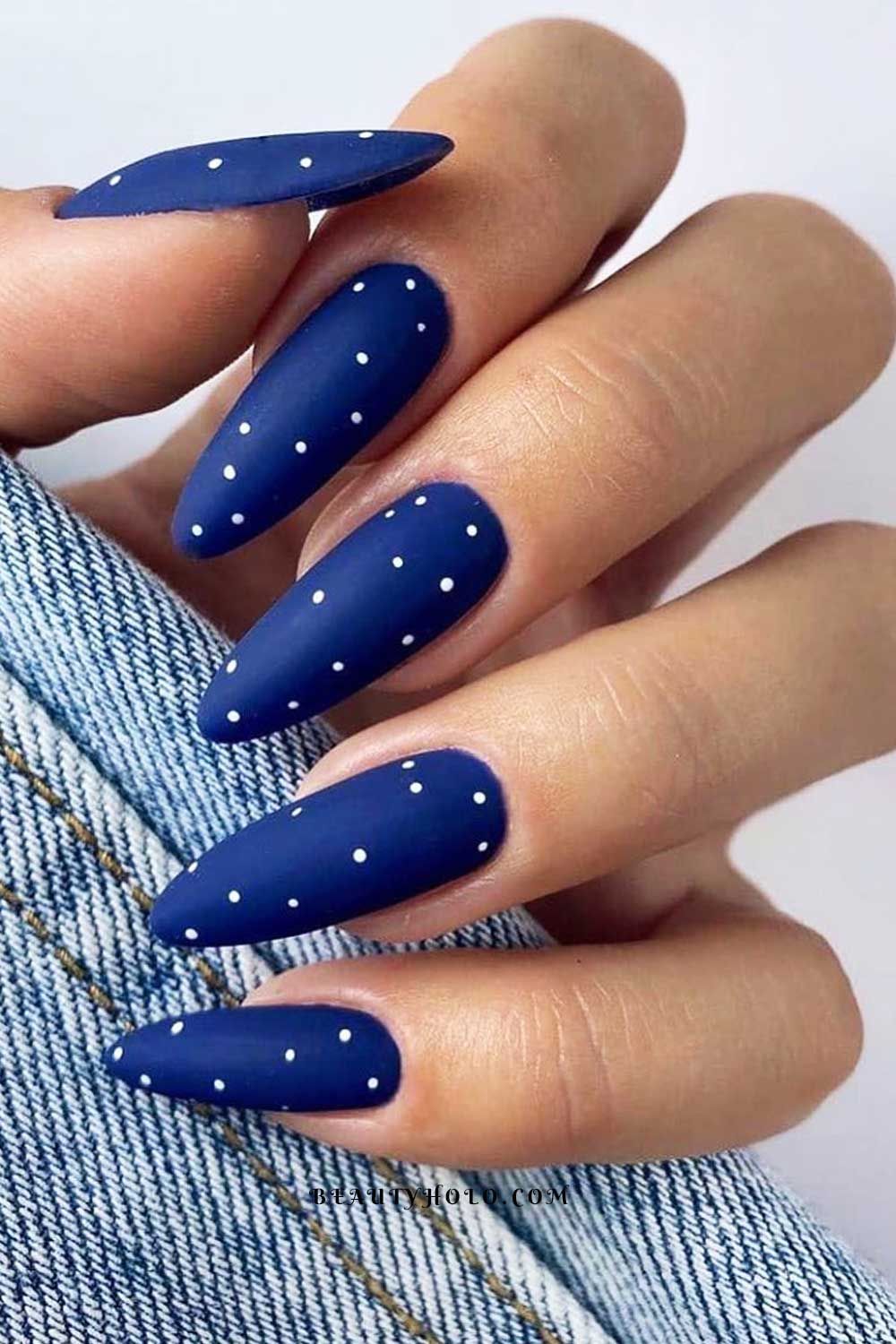 unha amendoada azul cobalto
