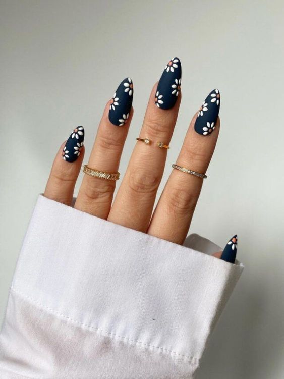 unha amendoada azul escuro com dourado