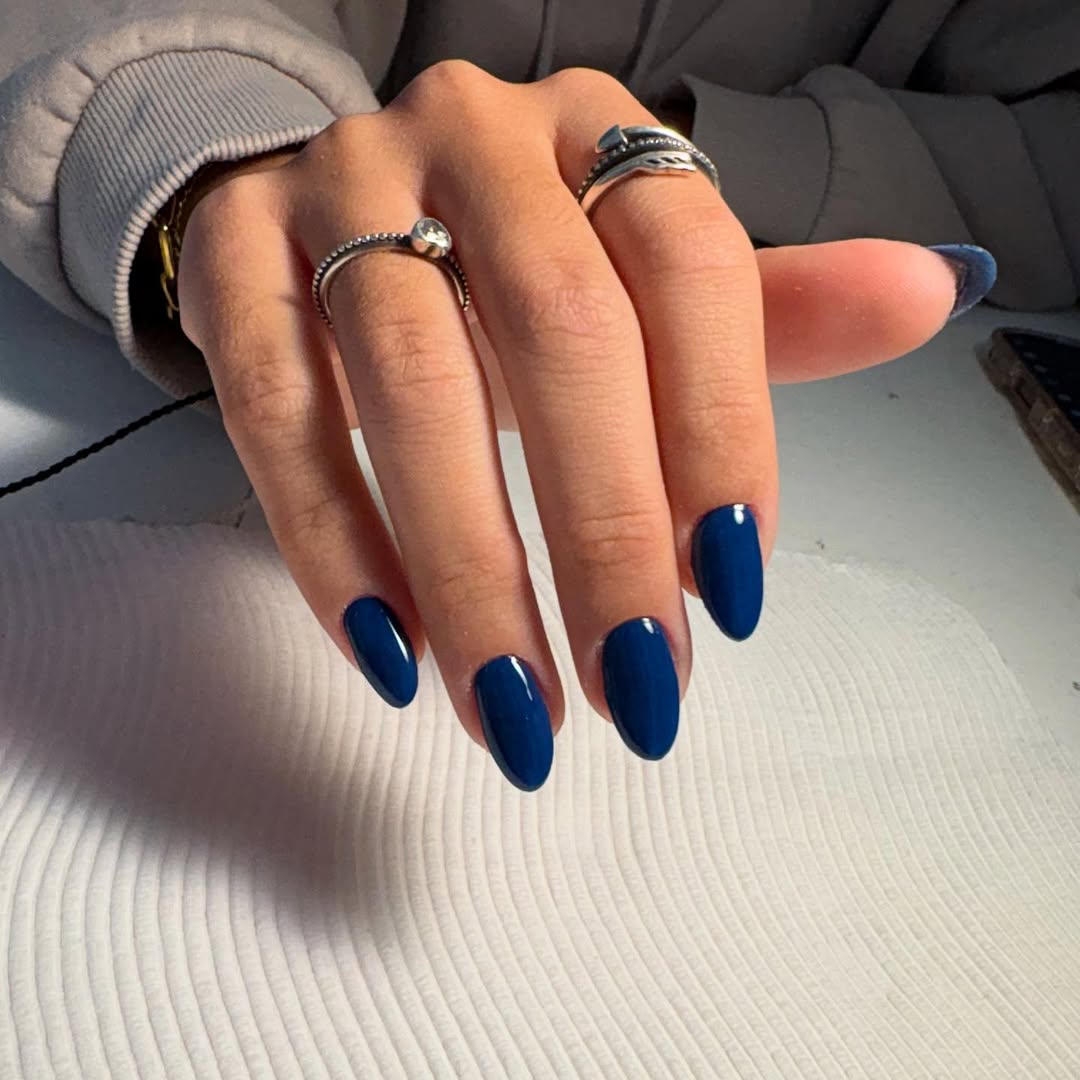 unha amendoada azul cobalto