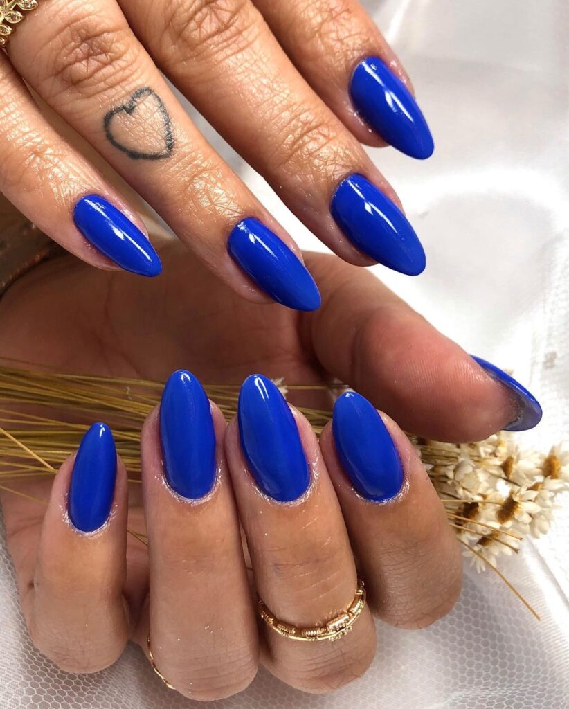 unha amendoada azul escuro fosca