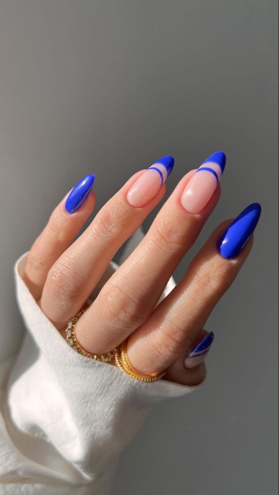 unha amendoada azul escuro com dourado