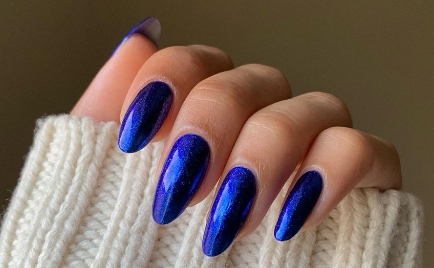 unha amendoada azul escuro moderna