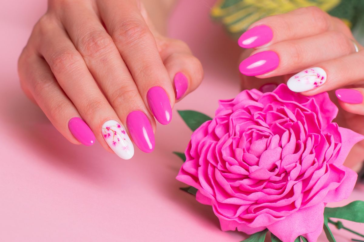 esmalte rosa claro unha amendoada
