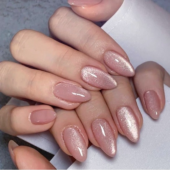 esmalte rosa claro unha amendoada