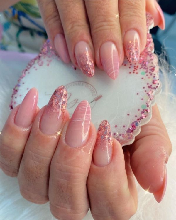nail art unha amendoada rosa