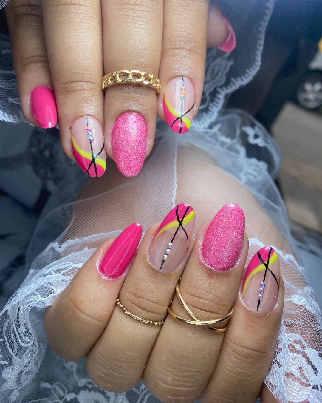 esmalte rosa claro unha amendoada