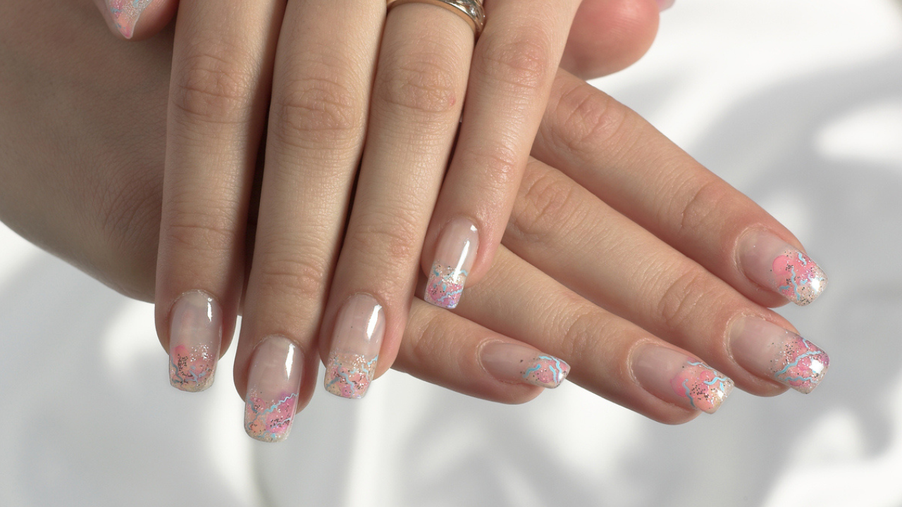 Unhas claras decoradas bege natural