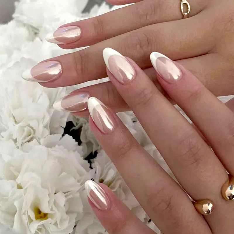 Unhas claras decoradas com glitter