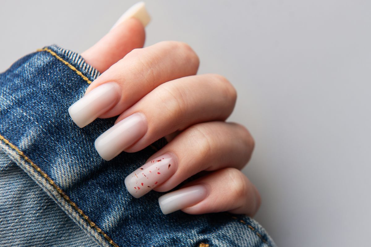 Unhas claras decoradas amendoadas