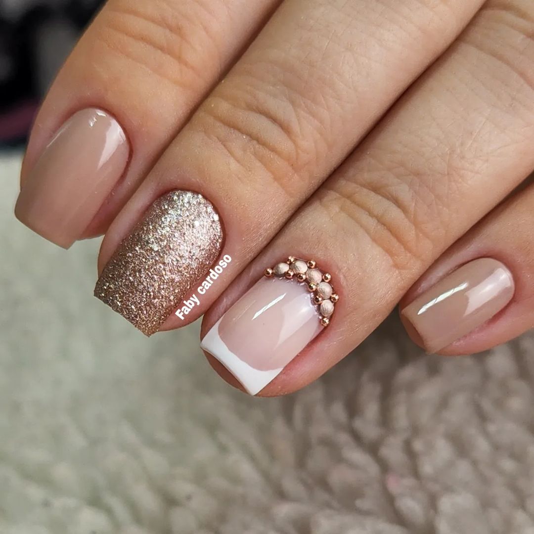 Unhas claras decoradas com flores