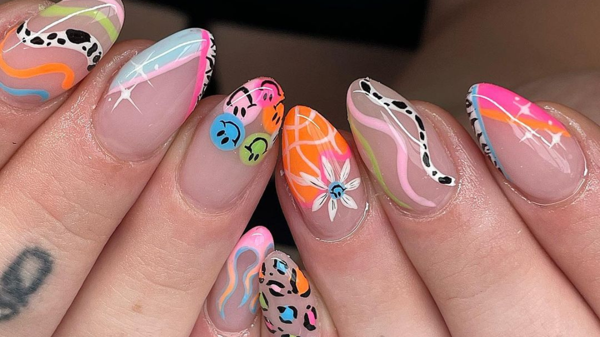 unha de fibra amendoada decorada