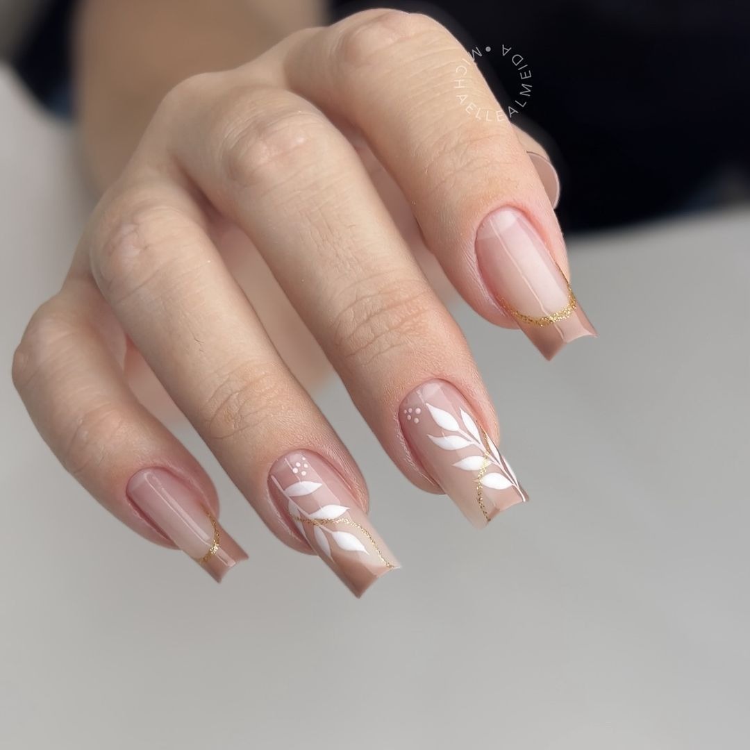 unhas de gel com pedraria