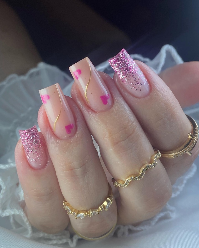 unha de gel rosa com nail art minimalista