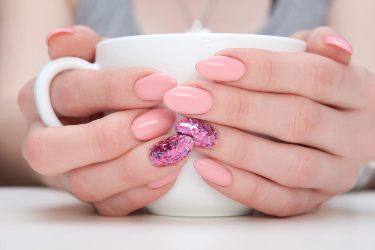 unha de gel rosa com detalhes dourados