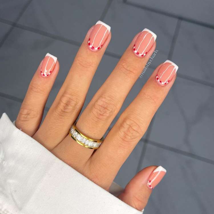 unha de gel vermelha com dourado