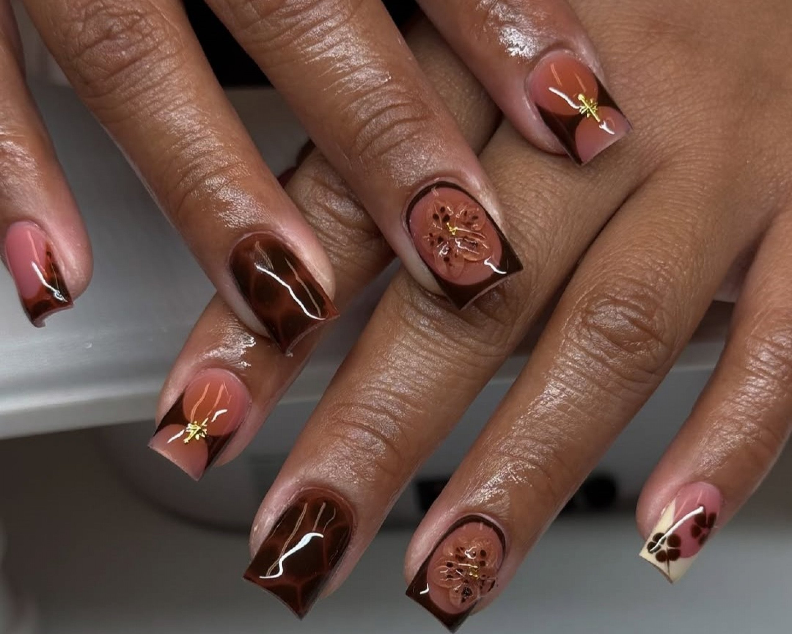 unha de gel marrom café com leite passo a passo