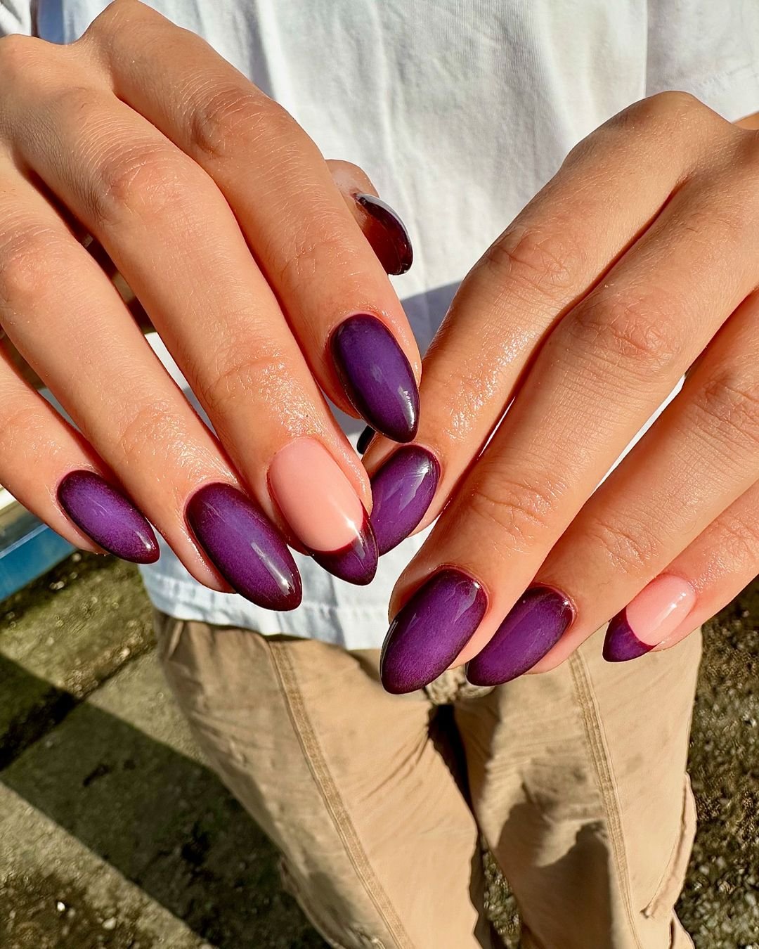 unhas de gel roxo com pedrarias