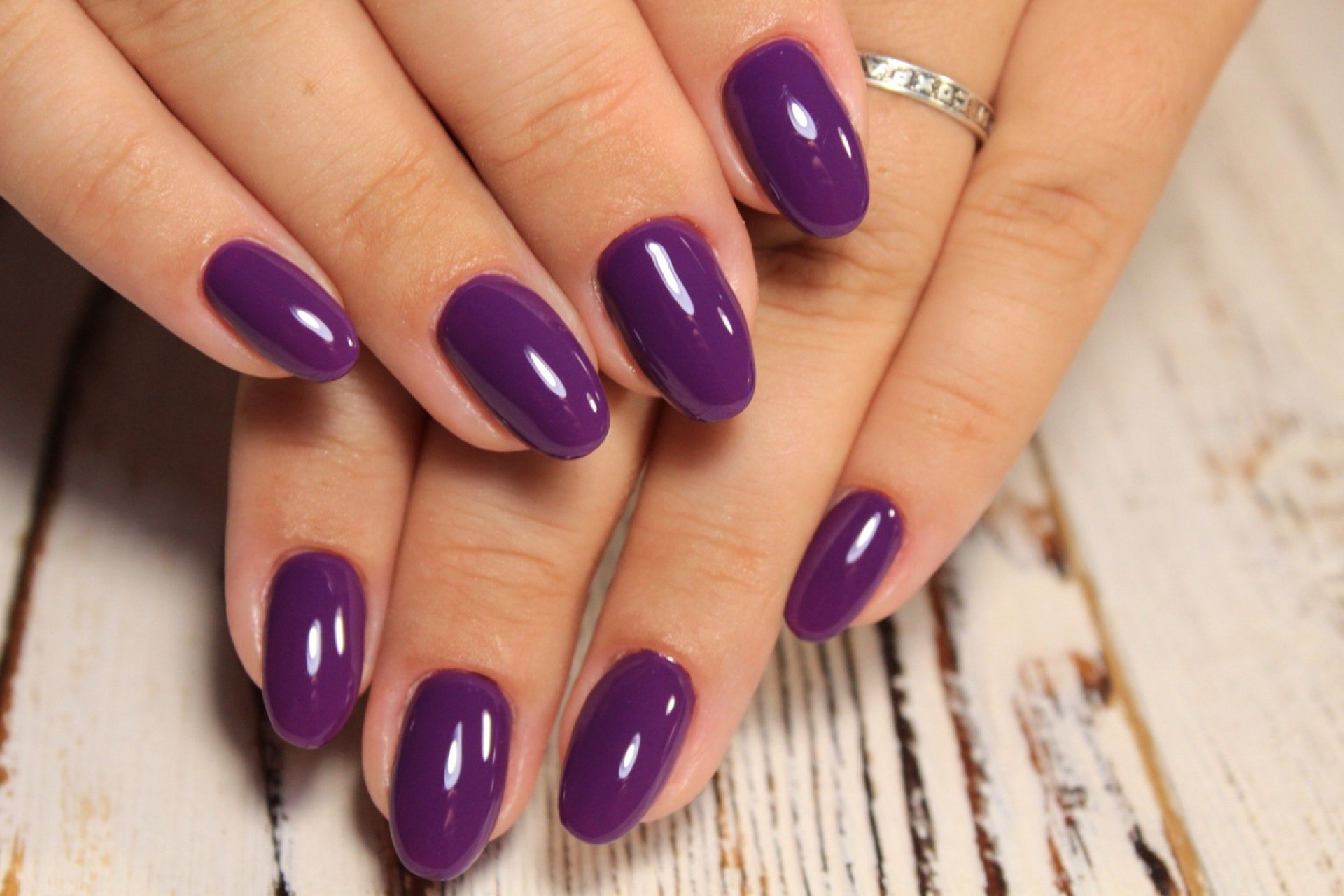 unhas de gel roxo minimalista