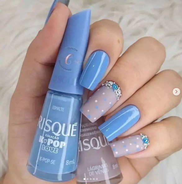 unha decorada azul discreta