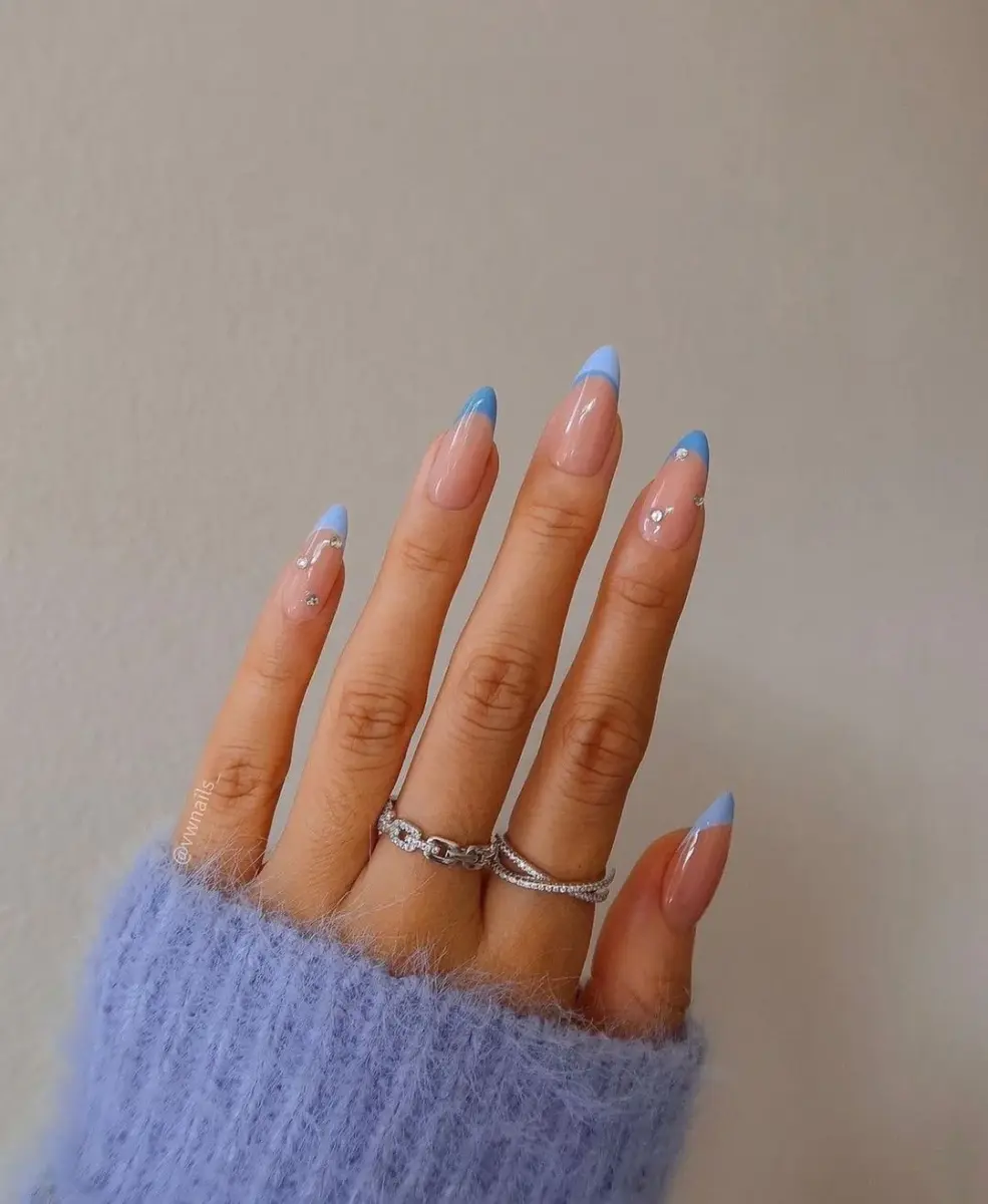 unha decorada azul e dourado