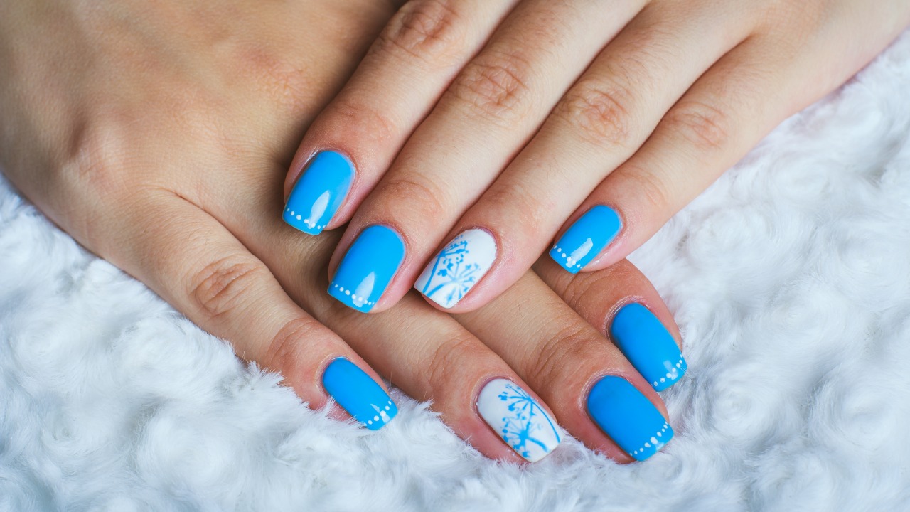 unha decorada azul e branco