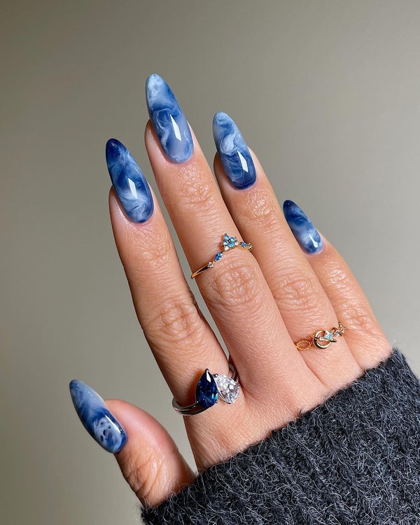 Tutorial: Unhas Azul Escuro com Glitter Cascata