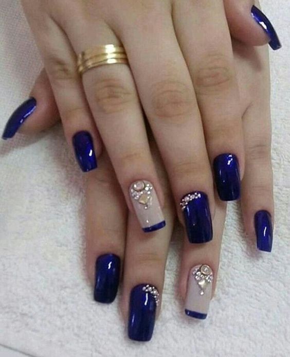 Unhas Stiletto Azul: Elegância para Ocasiões Especiais